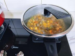 盖上盖子再炖5分钟，光头焖2分钟。