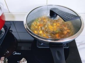 盖上盖子再炖5分钟，光头焖2分钟。