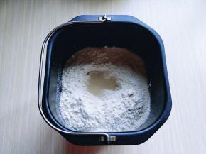 除黄油外的食材全部加入面包桶，先倒入牛奶，盐和糖对角放，草鸡蛋2个，奶粉，再加入高筋面粉，最后再面粉的顶端挖个洞，把酵母粉加入洞洞里，再用周边的面粉盖起来。