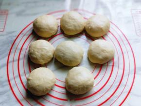 发酵好的面团从面包机取出，分割成8等份，盖上保鲜膜排气10分钟。