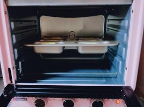 入烤箱启动发酵功能进行二次发酵，如果烤箱没有发酵功能的话，天冷可以将烤箱里放一碗开水。