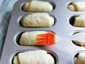 二发好的面包胚，是原来的两倍大，刷上一层蛋液。