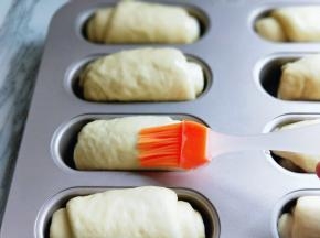 二发好的面包胚，是原来的两倍大，刷上一层蛋液。