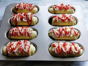 再放上火腿，挤上沙拉酱，番茄酱。