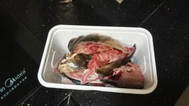 鱼头斩件清洗干净