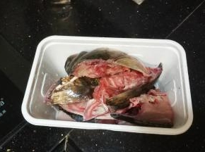 鱼头斩件清洗干净