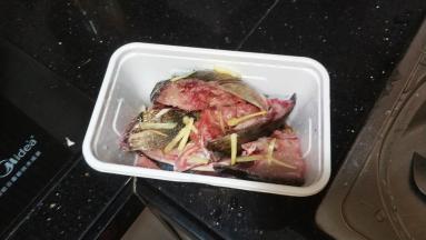 放入油、蒜盐、糖、料酒、姜丝腌二十分钟