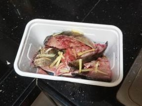 放入油、蒜盐、糖、料酒、姜丝腌二十分钟