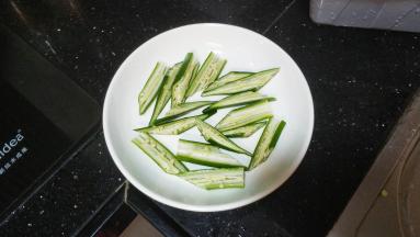 秋葵对半切开，摆盘里