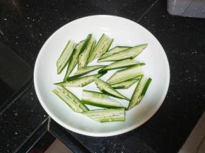 秋葵对半切开，摆盘里