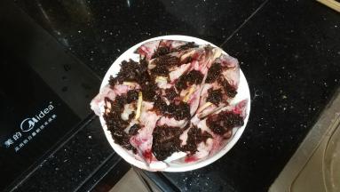 码入鱼头块，放上香菇菜