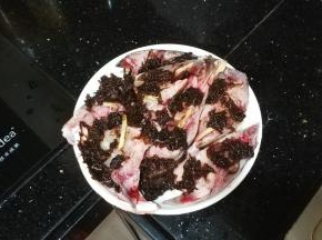 码入鱼头块，放上香菇菜