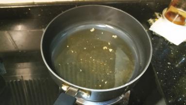 锅里放宽油