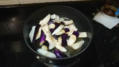 放入茄子翻炒变软