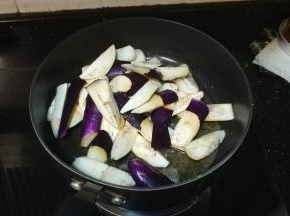 放入茄子翻炒变软