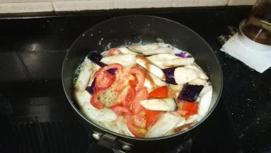 倒入番茄，放入蒜盐、糖、少许剁椒酱翻炒均匀