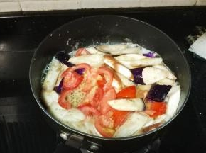 倒入番茄，放入蒜盐、糖、少许剁椒酱翻炒均匀