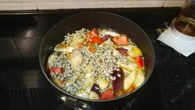 放入蚬肉，加上适量水