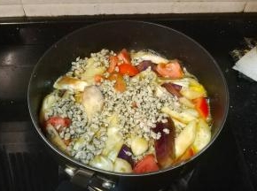 放入蚬肉，加上适量水