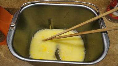 先做面包：除黄油、酵母和粉类外，全部倒入面包桶里拌均匀
