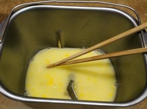 先做面包：除黄油、酵母和粉类外，全部倒入面包桶里拌均匀