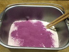 倒入称重好的粉类