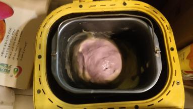 第一次和面功能结束后，放入黄油再按一次和面功能，结束后面团放入保鲜袋里放冰箱冷藏一晚