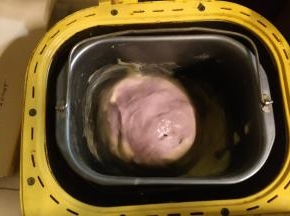 第一次和面功能结束后，放入黄油再按一次和面功能，结束后面团放入保鲜袋里放冰箱冷藏一晚