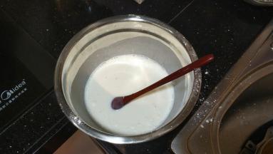 除黄油外，麻薯馅材料全部放入盘里，搅拌均匀