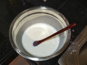 除黄油外，麻薯馅材料全部放入盘里，搅拌均匀