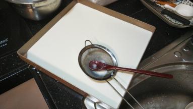 过筛入另一个盘里