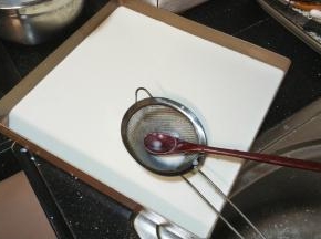 过筛入另一个盘里