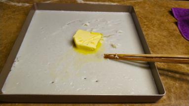 拿出麻薯馅晾凉一会，放入黄油戴上一次性手套揉光滑，揉好后用保鲜膜盖着备用