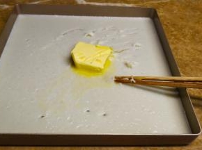 拿出麻薯馅晾凉一会，放入黄油戴上一次性手套揉光滑，揉好后用保鲜膜盖着备用