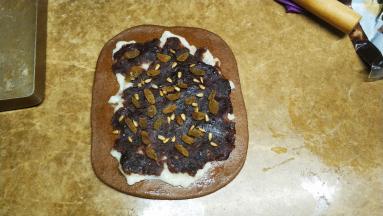 先铺上一层麻薯，再铺上一层红豆馅，最后放上提子干、瓜子仁、核桃等自己爱吃的干果类。