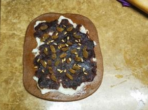 先铺上一层麻薯，再铺上一层红豆馅，最后放上提子干、瓜子仁、核桃等自己爱吃的干果类。