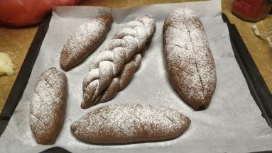 二次发酵完成后，拿出割花表面洒粉