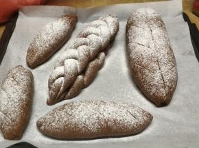 二次发酵完成后，拿出割花表面洒粉