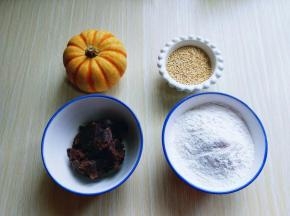 准备食材：糯米粉，豆沙馅，有机小南瓜，白芝麻。