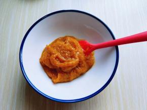 蒸熟的南瓜取出，放入大口器具中，用手动打蛋器把南瓜打成泥。