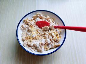 南瓜泥中加入糯米粉。搅拌成絮状，再揉成面团。（糯米粉的量可以根据实际情况增减）