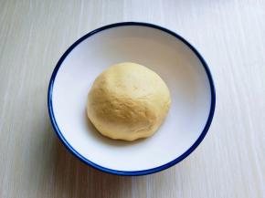 盖上保鲜膜，松弛10分钟。