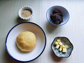 黄油从冰箱取出，切小块，隔水融化备用。