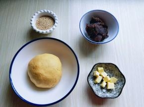 黄油从冰箱取出，切小块，隔水融化备用。
