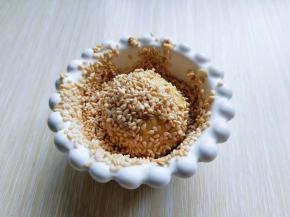 均匀裹上白芝麻。