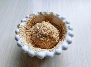 均匀裹上白芝麻。