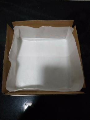 做蛋糕之前先把模具垫上油纸，四周边上各插一个硬纸板，不懂的请看图片