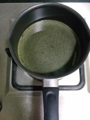 玉米油小火加热至冒小泡泡即可