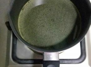 玉米油小火加热至冒小泡泡即可
