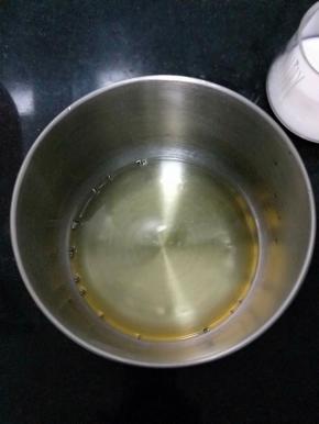 把加热的油倒入打蛋盆内